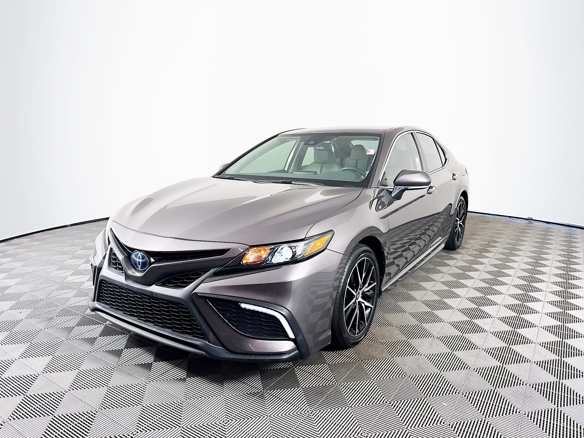 2022 Toyota Camry Hybrid SE photo 3