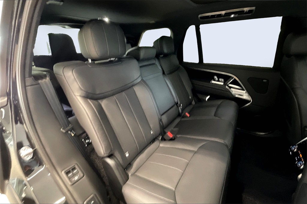 2025 Land Rover Range Rover SE photo 6
