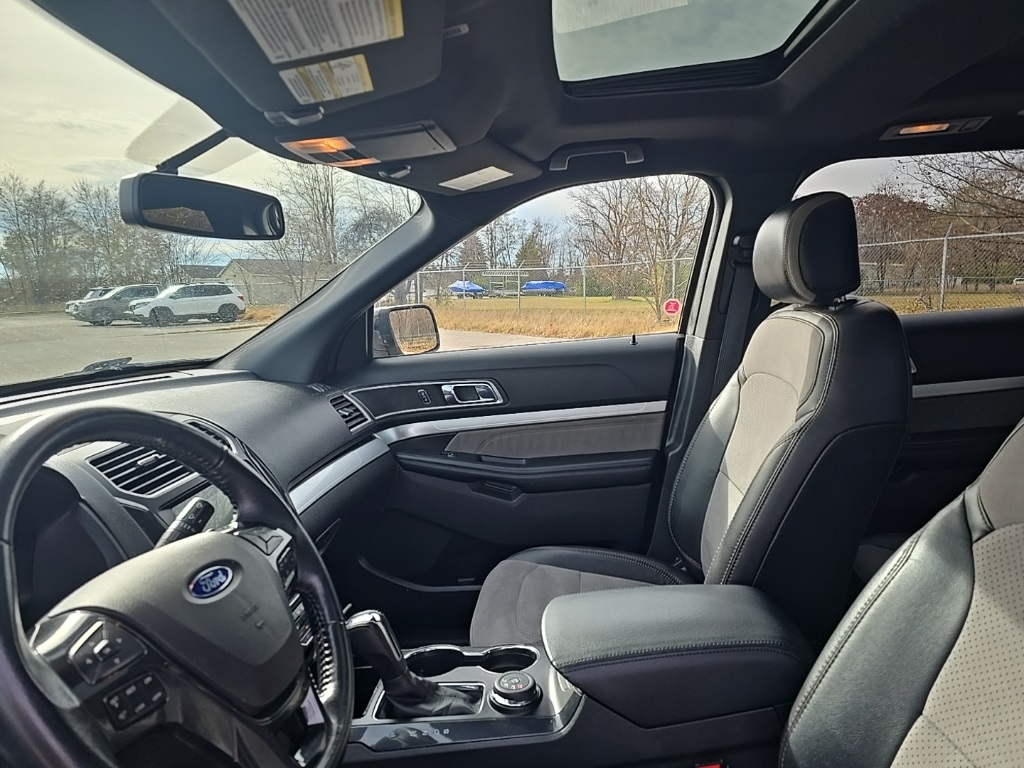 2017 Ford Explorer XLT photo 4