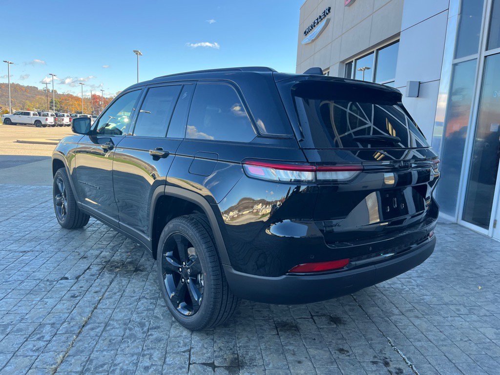 2025 Jeep Grand Cherokee Limited photo 2