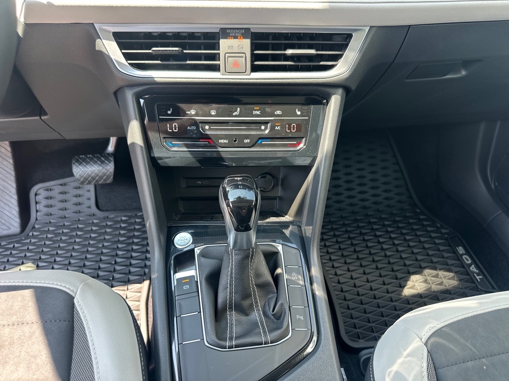 2025 Volkswagen Taos SE photo 5