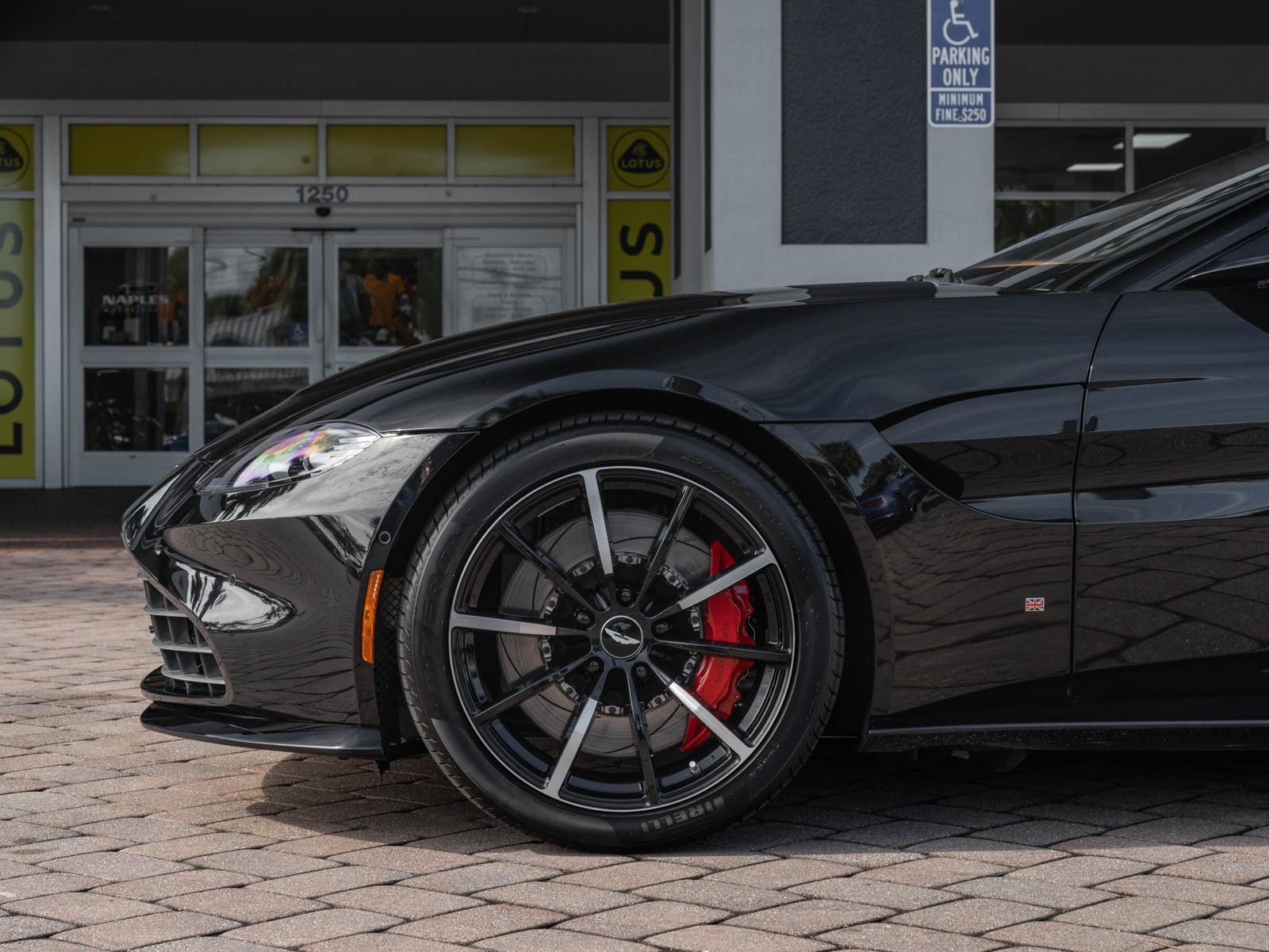 2021 Aston Martin Vantage photo 9