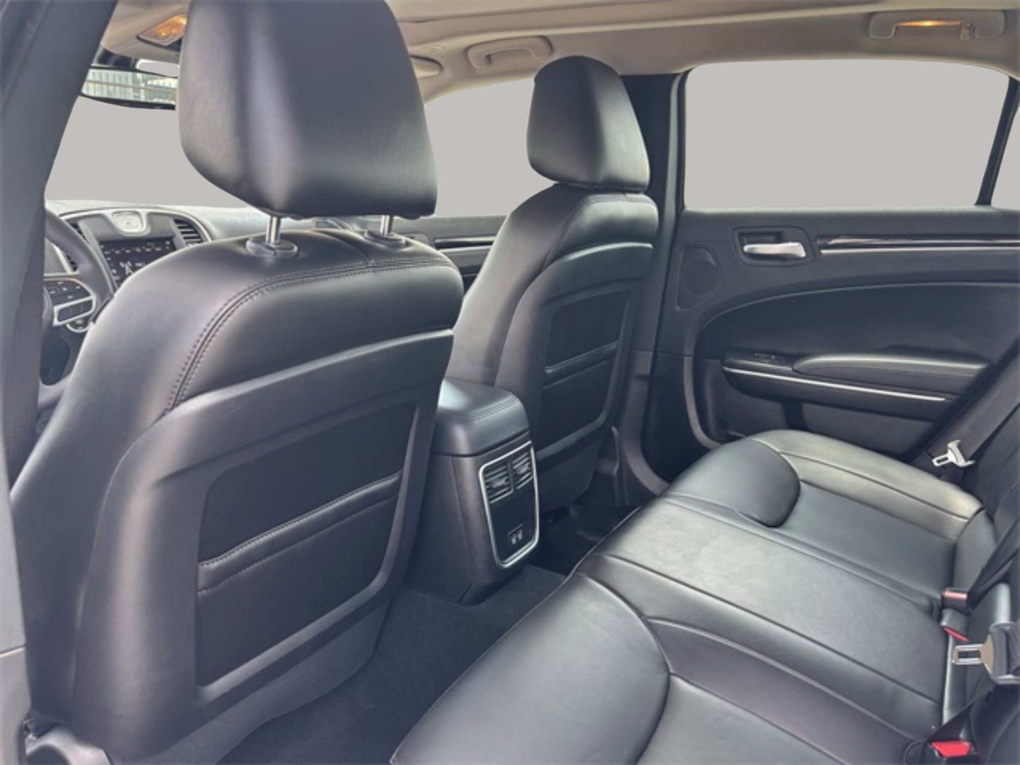 2023 Chrysler 300 Touring L photo 27