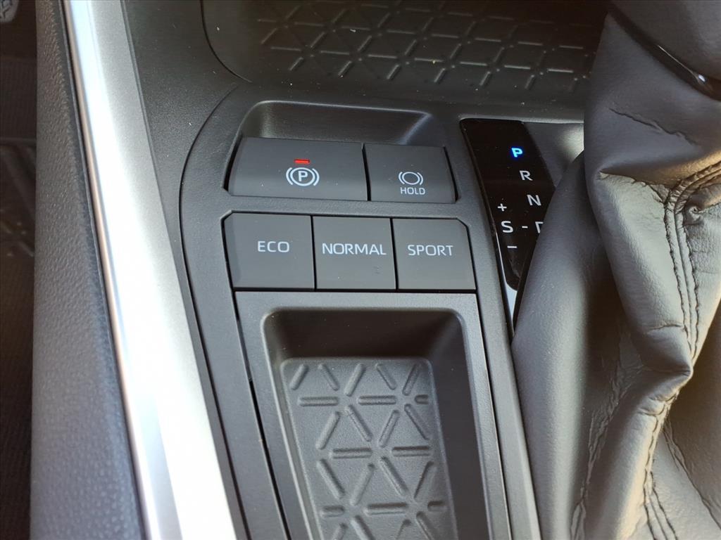 2025 Toyota RAV4 LE photo 17