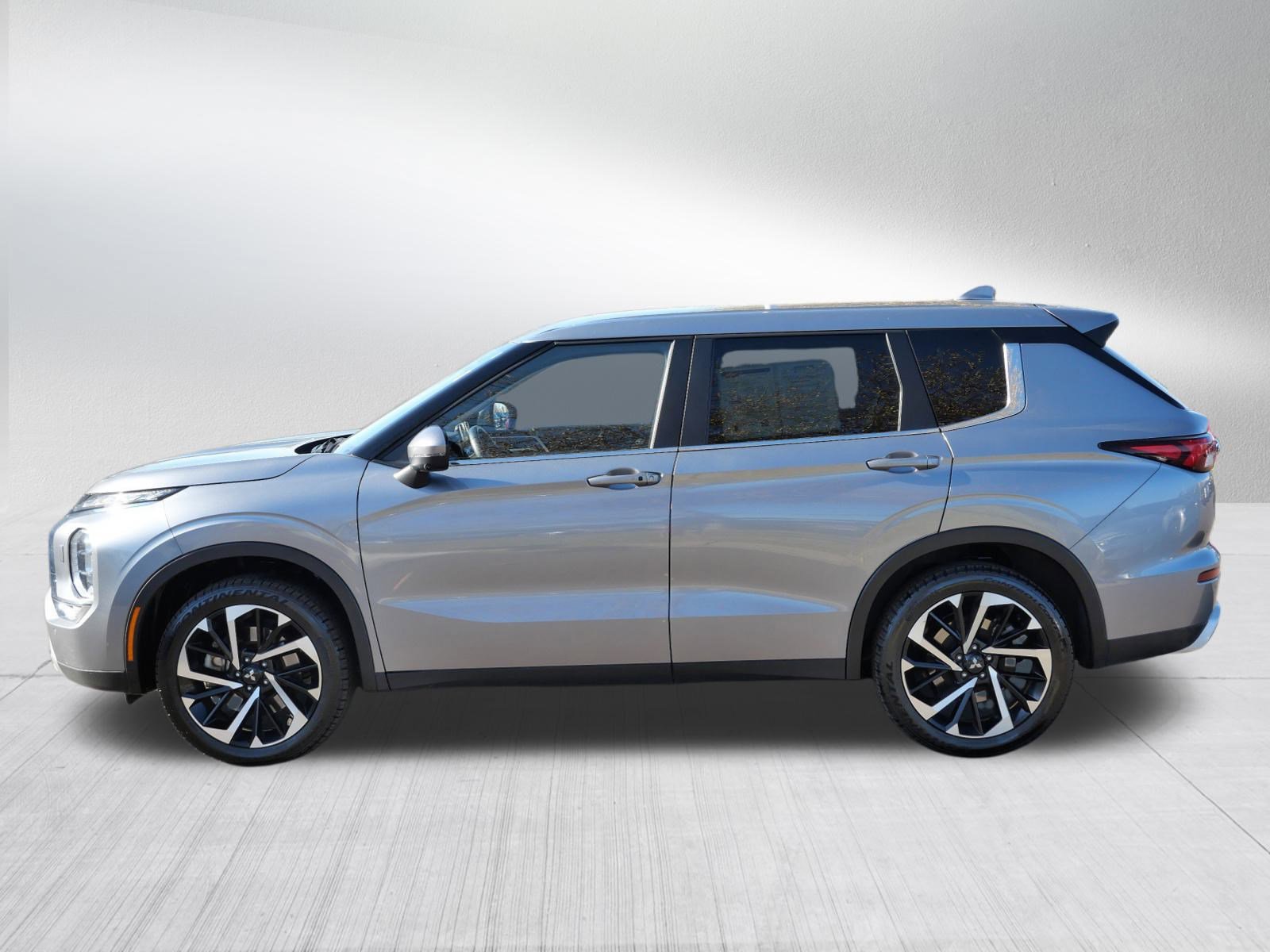 2024 Mitsubishi Outlander SE photo 4