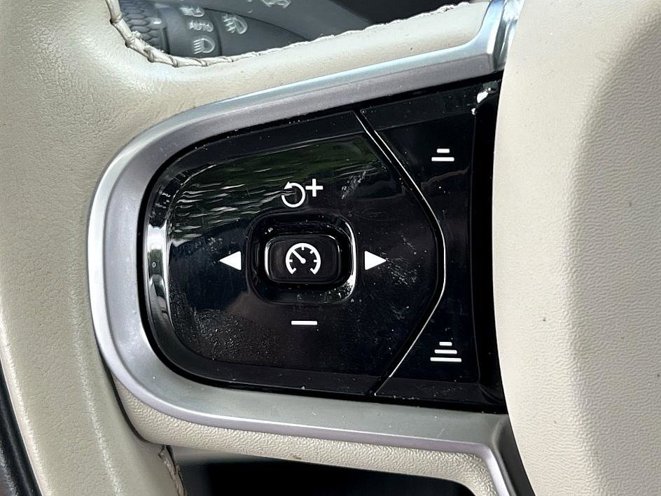 2022 Volvo XC90 Momentum AWD photo 13