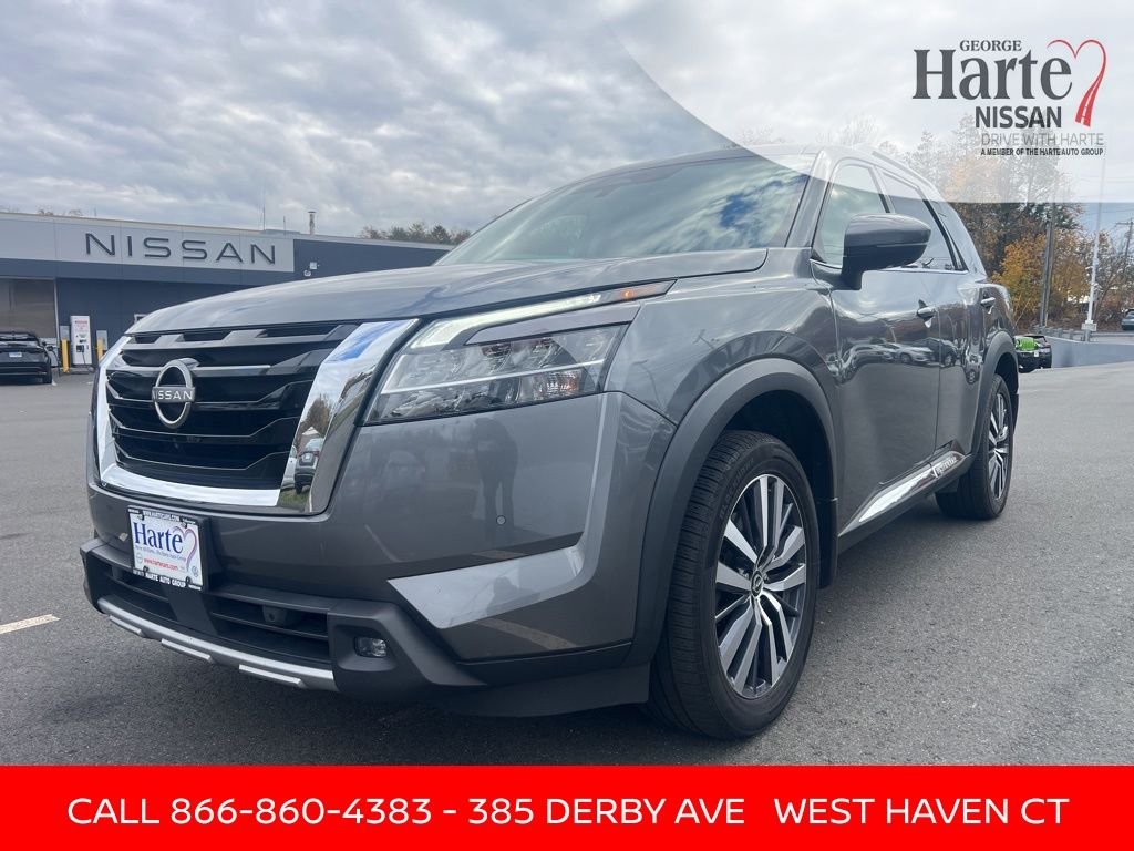 2022 Nissan Pathfinder Platinum's photo