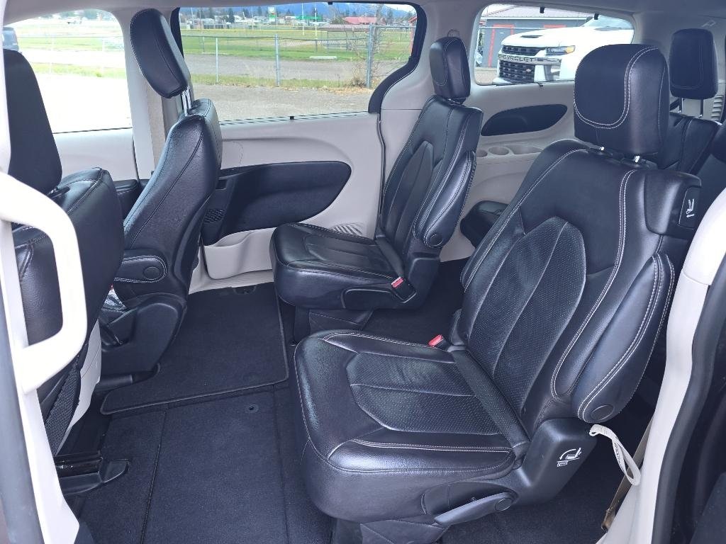 2022 Chrysler Pacifica Touring L photo 18