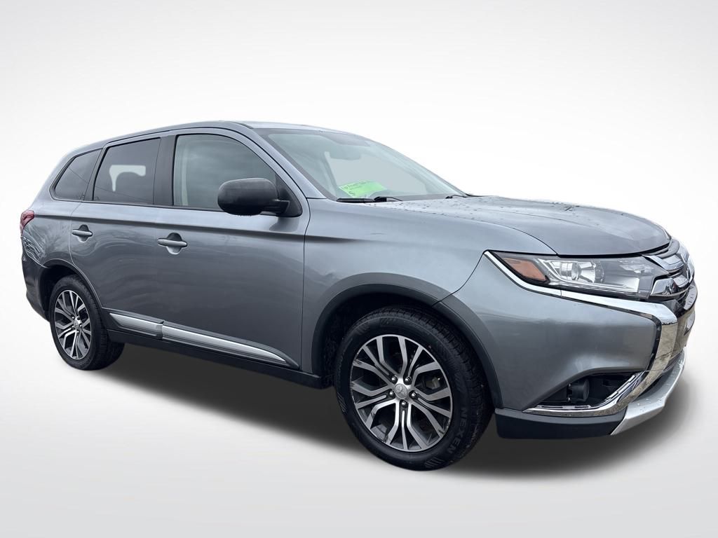 2018 Mitsubishi Outlander ES's photo