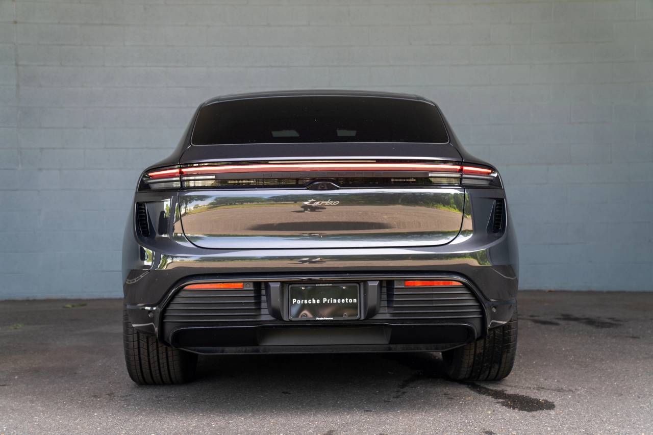 2025 Porsche Macan Turbo Electric photo 15
