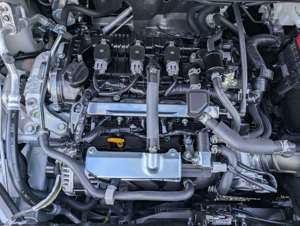 2025 Nissan Versa 1.6 SR photo 9