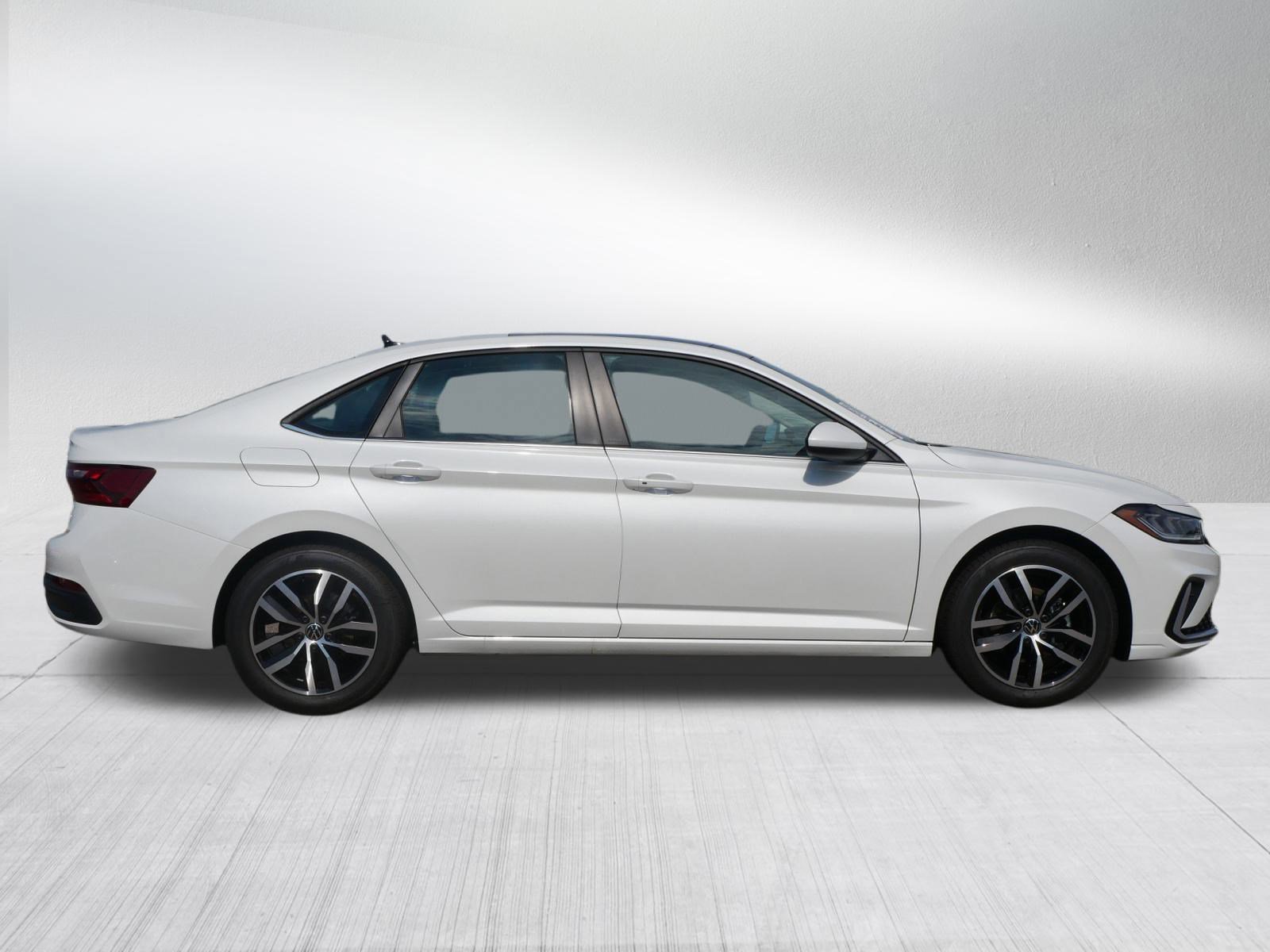 2025 Volkswagen Jetta SE photo 2