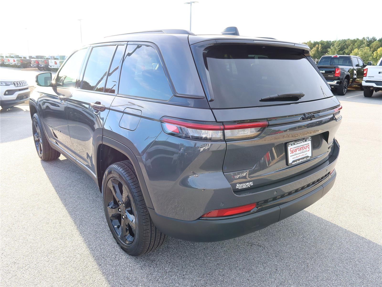 2025 Jeep Grand Cherokee Limited photo 2