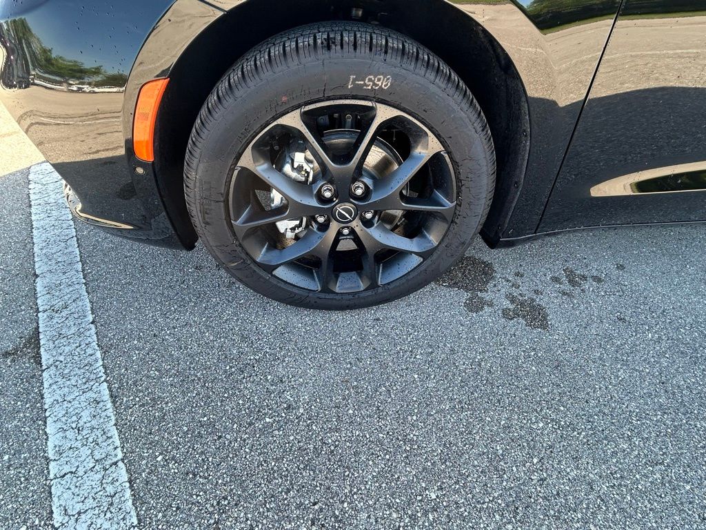 2025 Chrysler Pacifica Limited photo 32