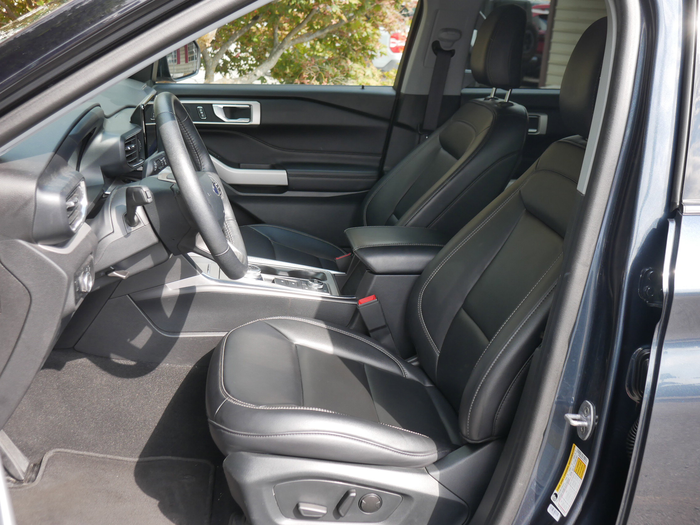 2024 Ford Explorer XLT photo 2