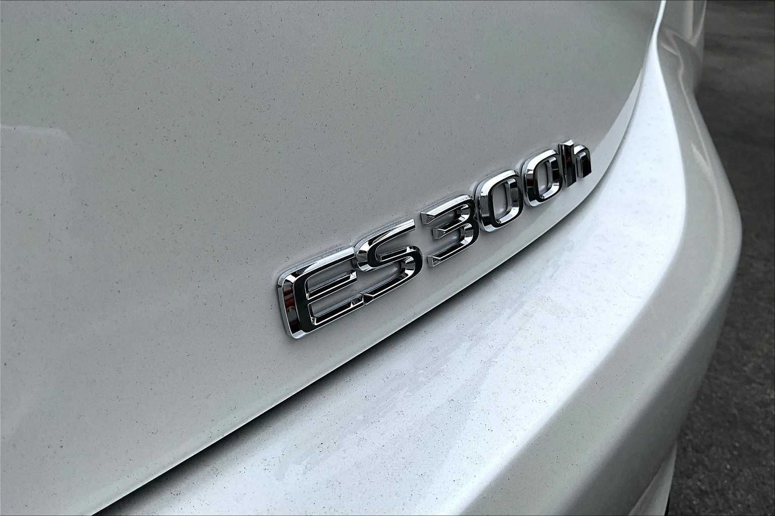 2025 Lexus ES 300h photo 8