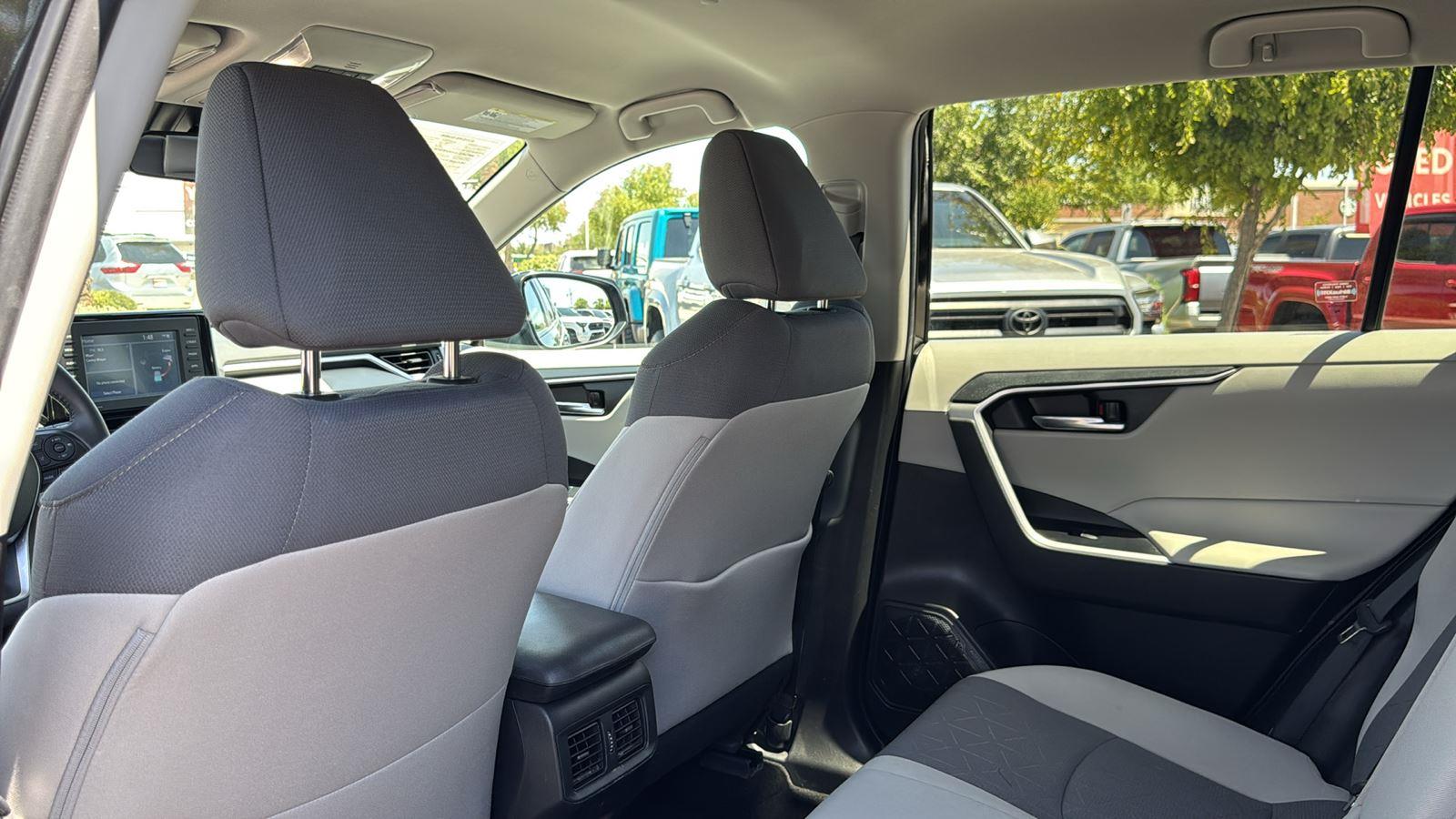 2022 Toyota RAV4 Hybrid XLE photo 25