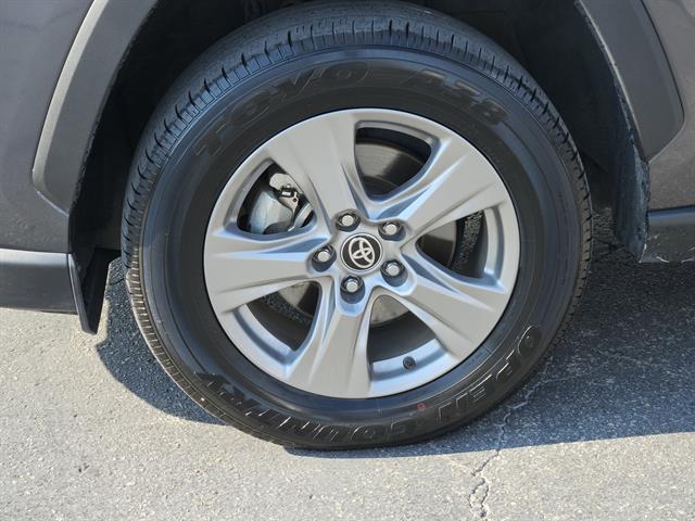 2024 Toyota RAV4 XLE photo 4