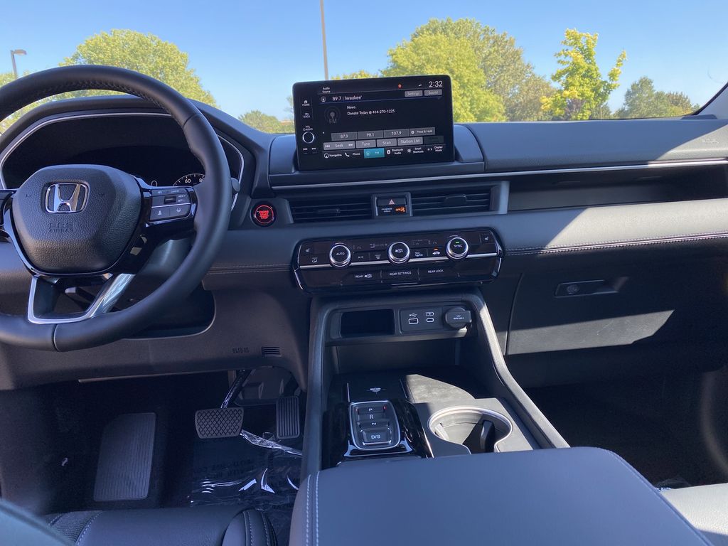 2025 Honda Pilot Touring photo 4