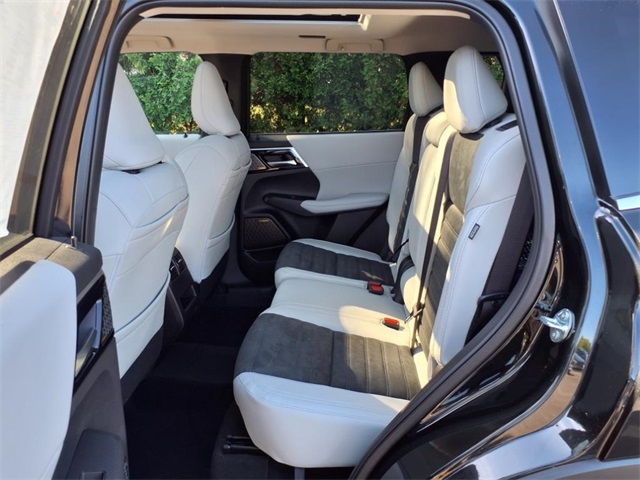 2025 Mitsubishi Outlander SE photo 2