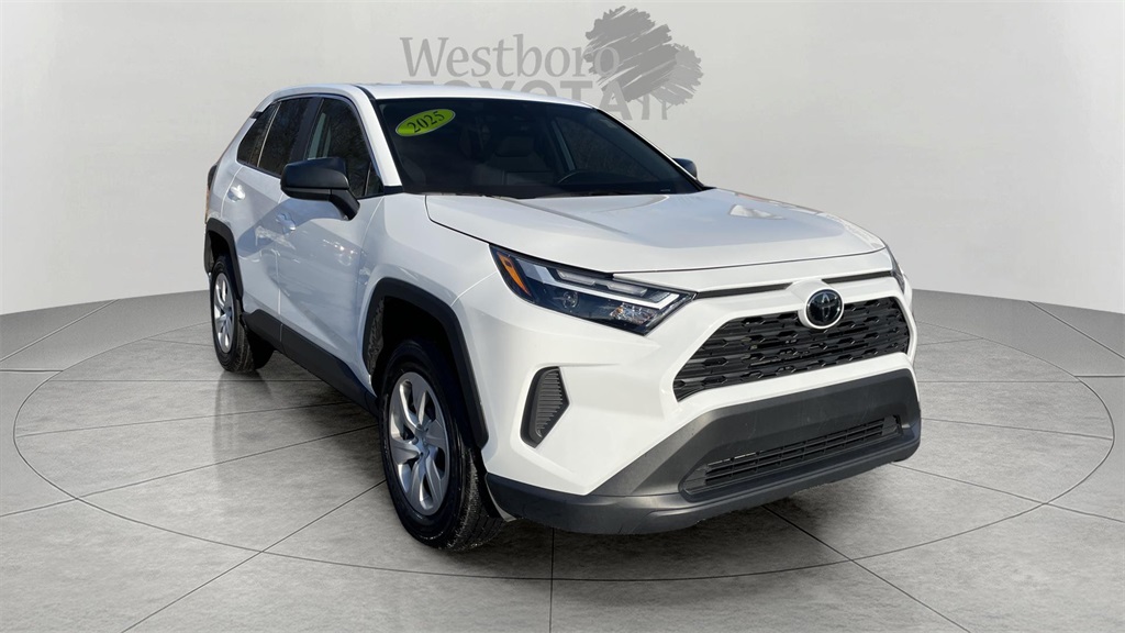2025 Toyota RAV4 LE's photo