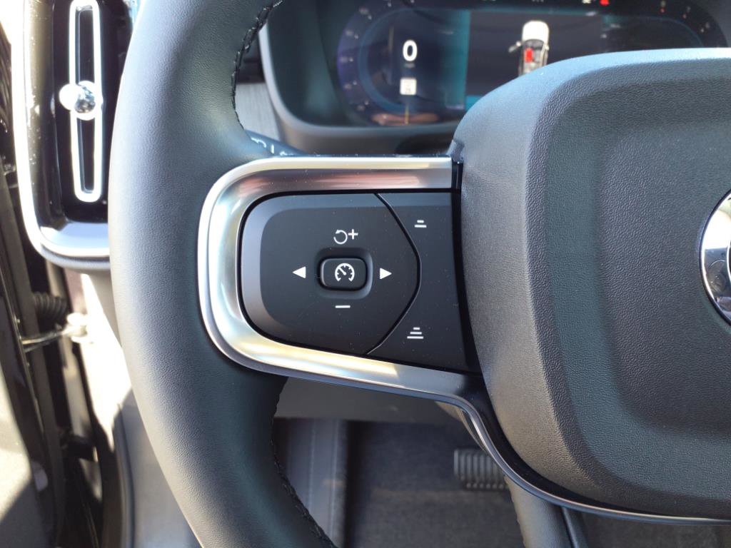 2025 Volvo XC40 Core photo 14
