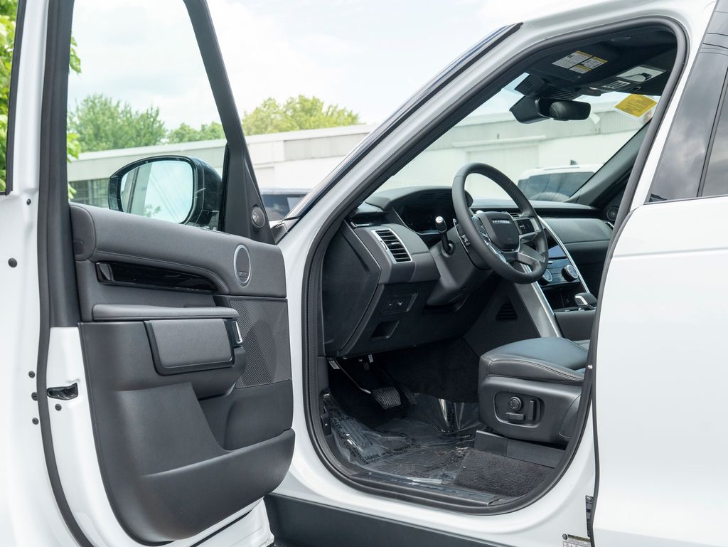 2025 Land Rover Discovery S photo 9