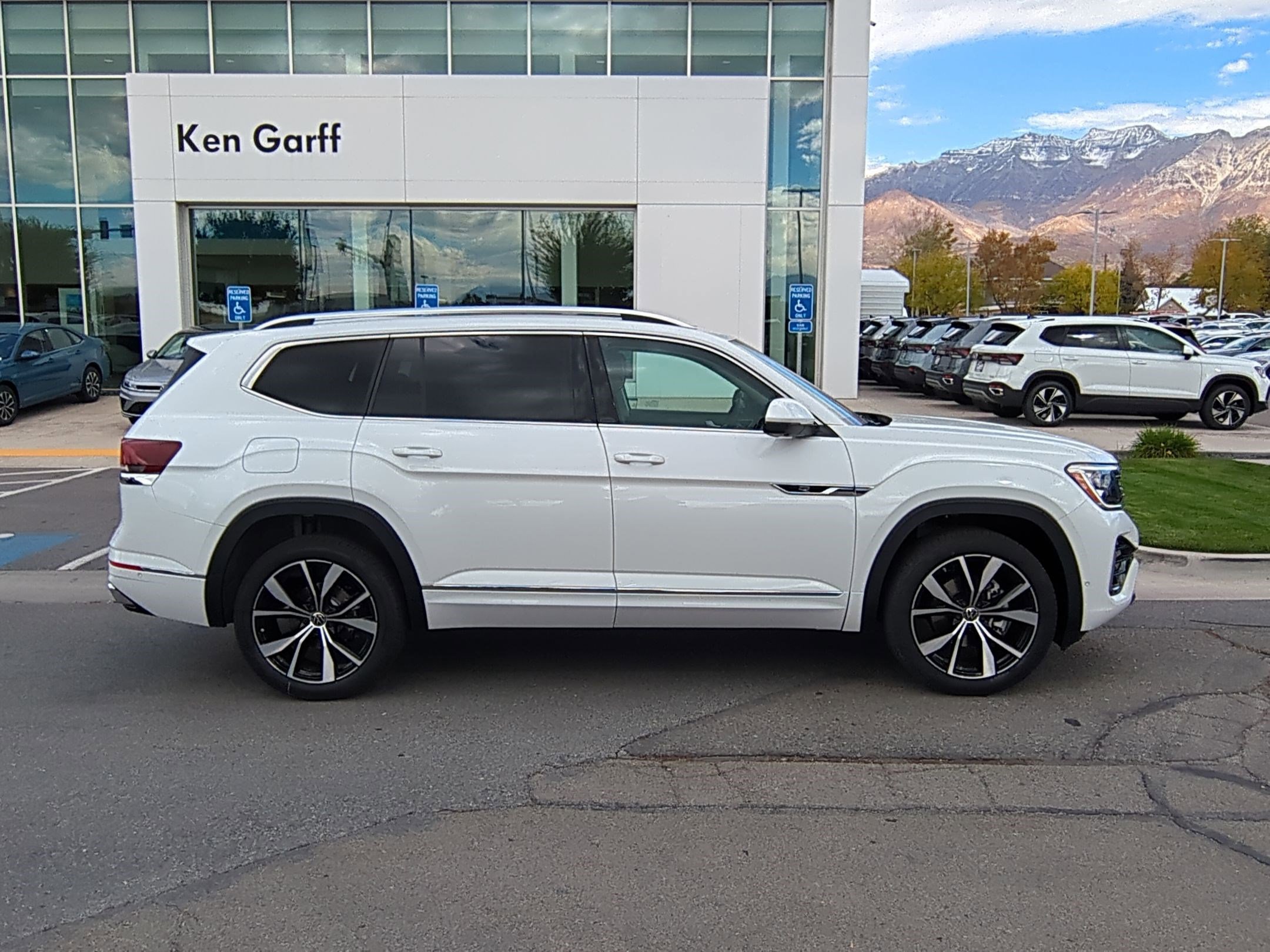 2026 Volkswagen Atlas SEL Premium R-Line photo 2