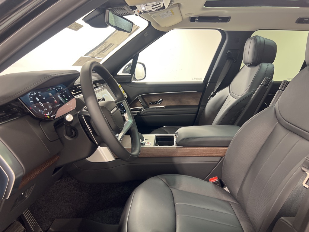 2025 Land Rover Range Rover SE photo 11
