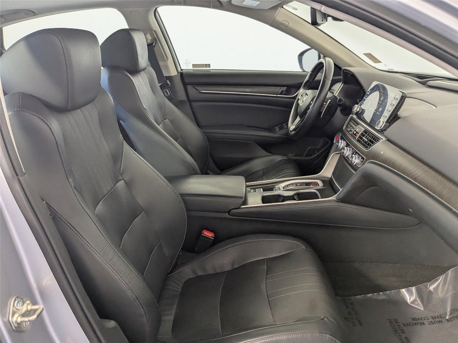 2018 Honda Accord Touring photo 3