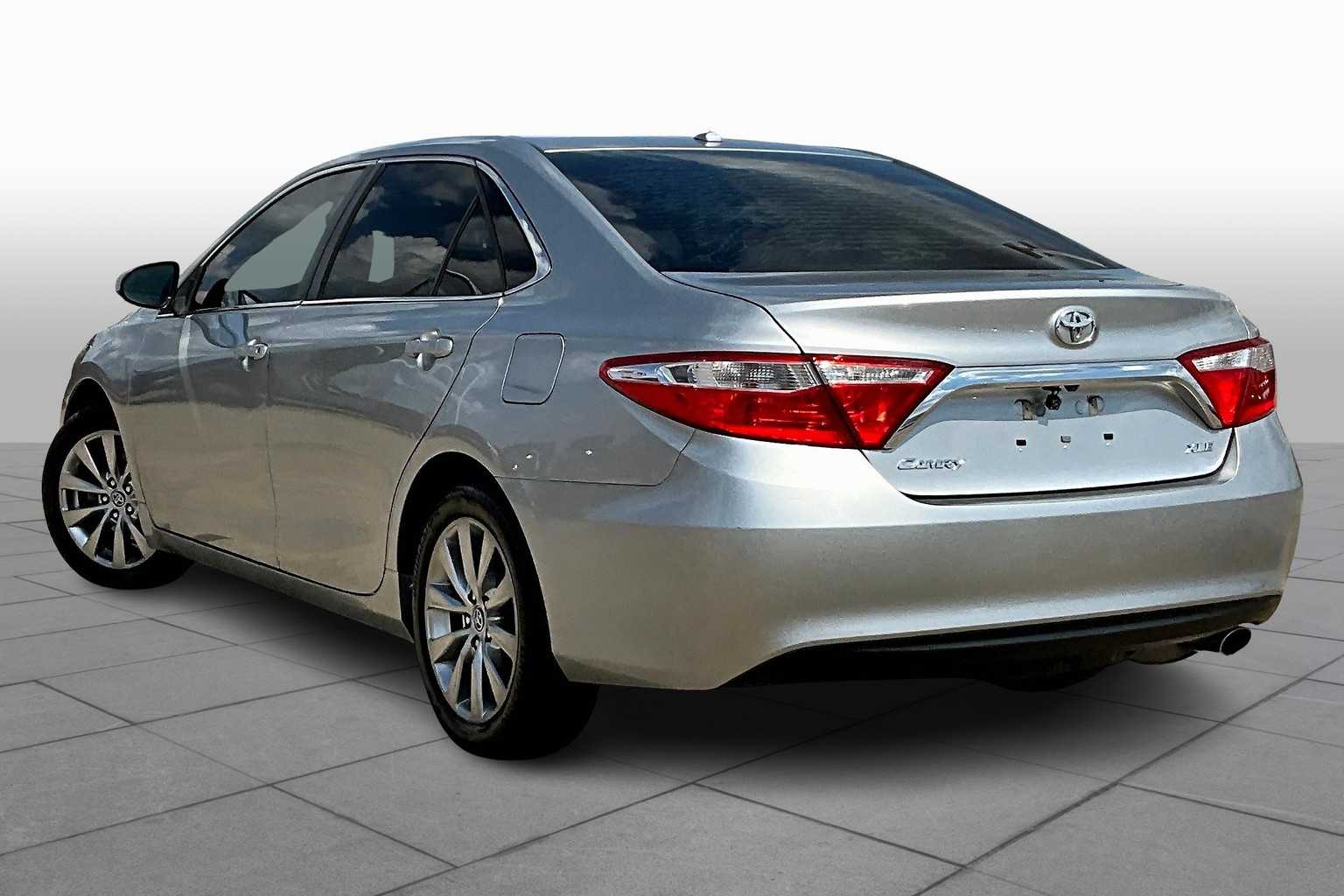 2016 Toyota Camry XLE photo 11