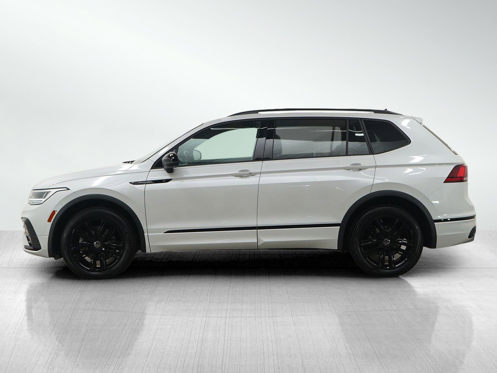 Used 2022 Volkswagen Tiguan SE R-LINE BLACK with VIN 3VVCB7AX9NM061428 for sale in White Bear Lake, Minnesota
