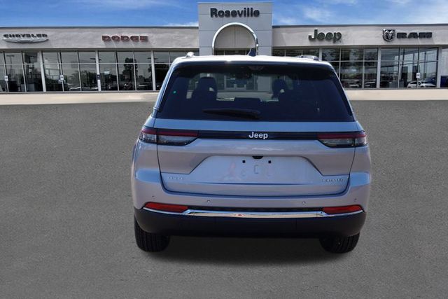 2025 Jeep Grand Cherokee Limited photo 3