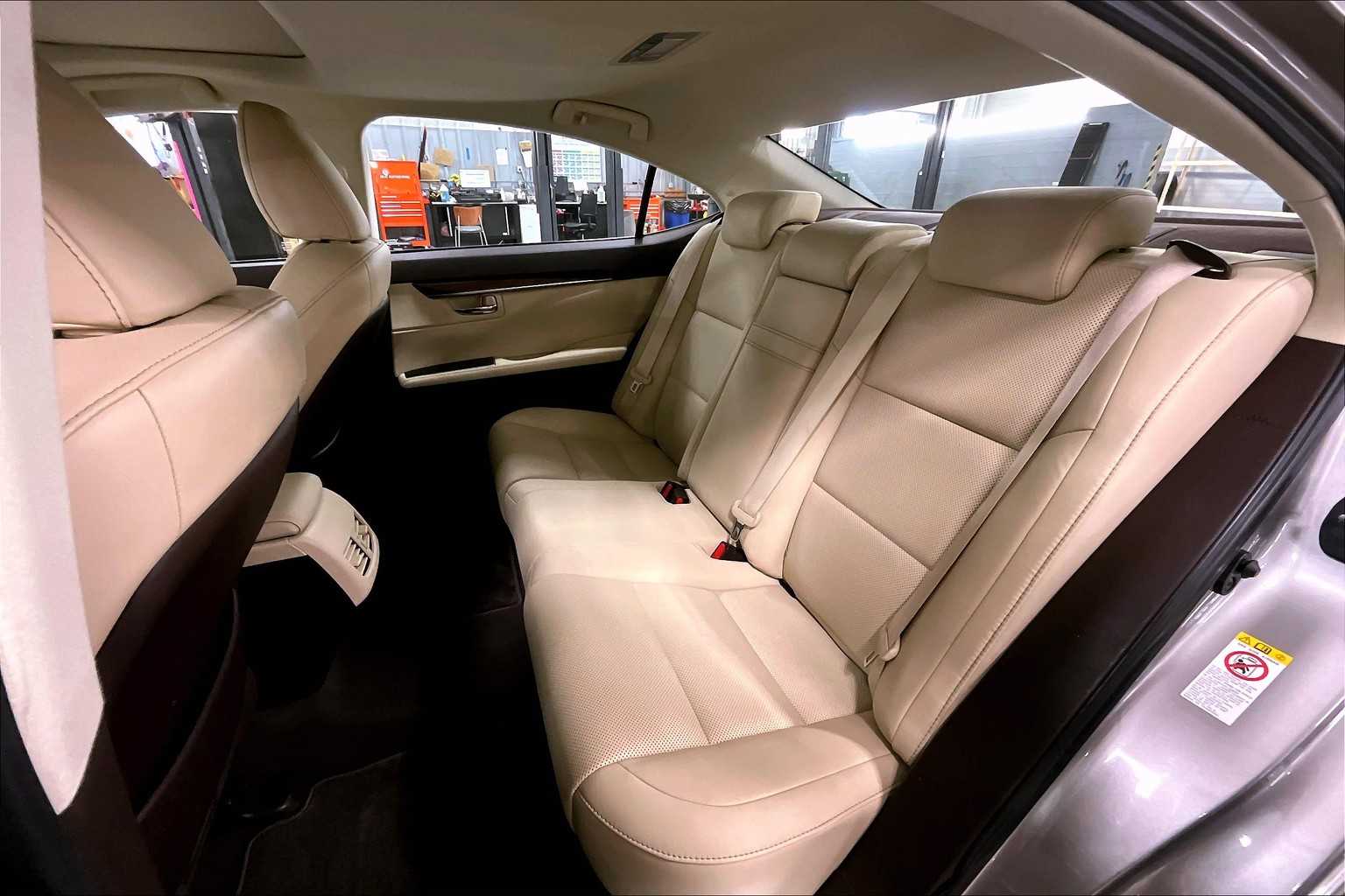 2017 Lexus ES 350 photo 19