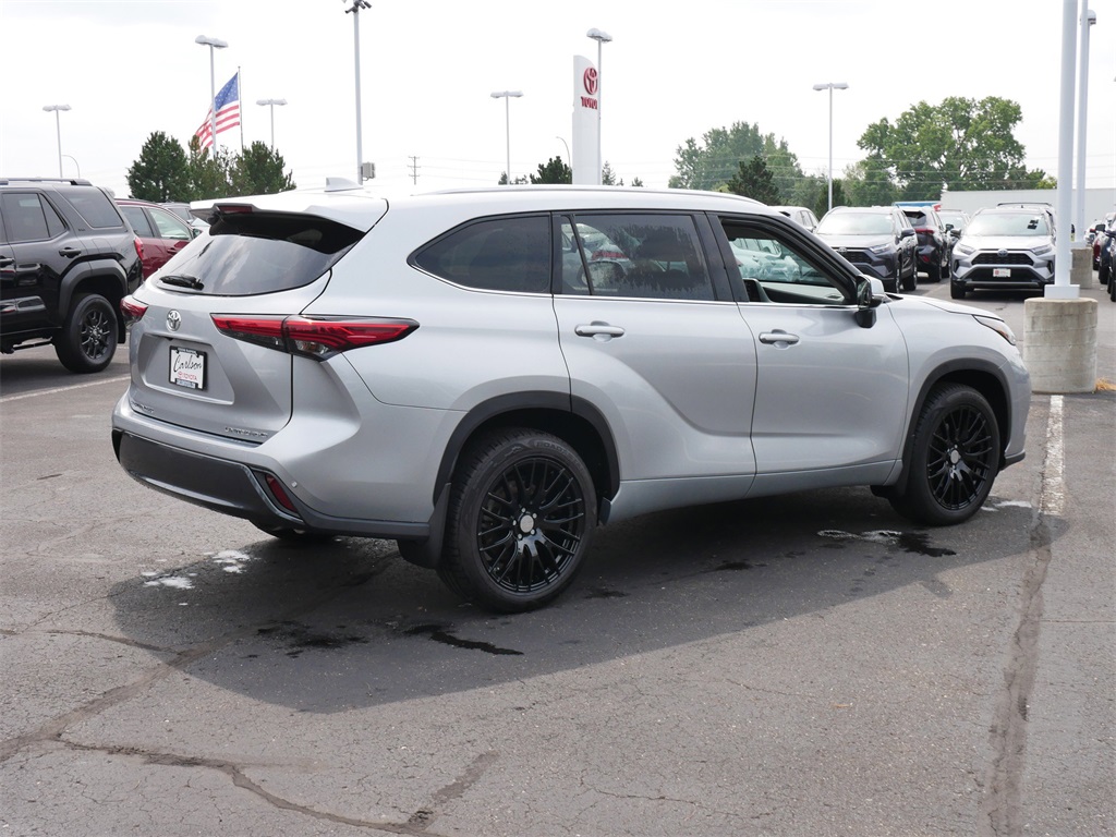2022 Toyota Highlander Limited photo 3