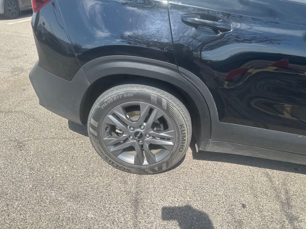 2023 Kia Seltos LX photo 2