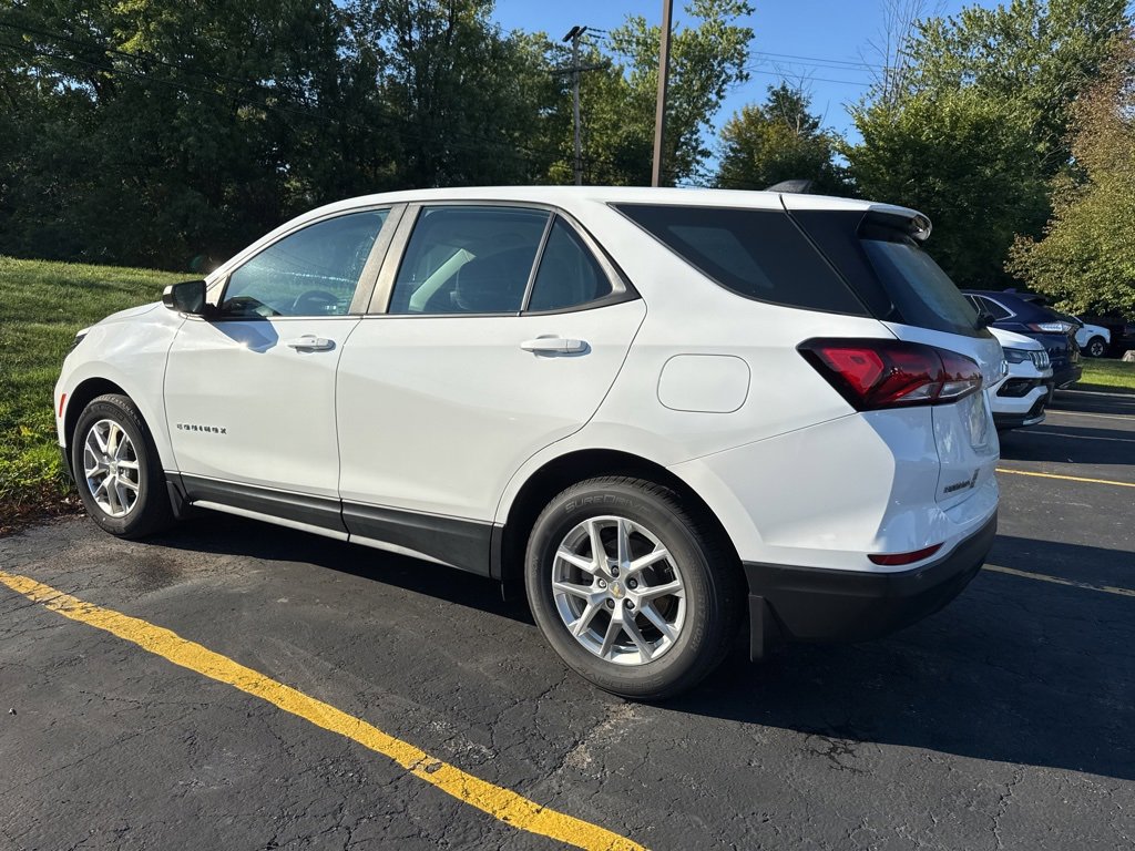 2022 Chevrolet Equinox LS photo 3
