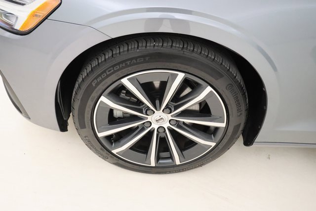 2021 Volvo S60 R-Design Momentum photo 5