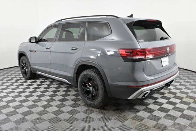 2025 Volkswagen Atlas Peak Edition SE photo 3