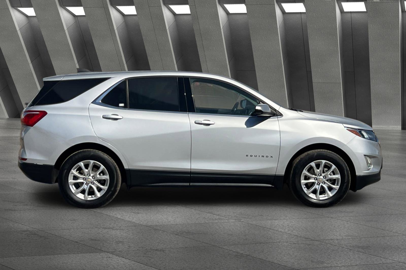 2020 Chevrolet Equinox LT photo 2