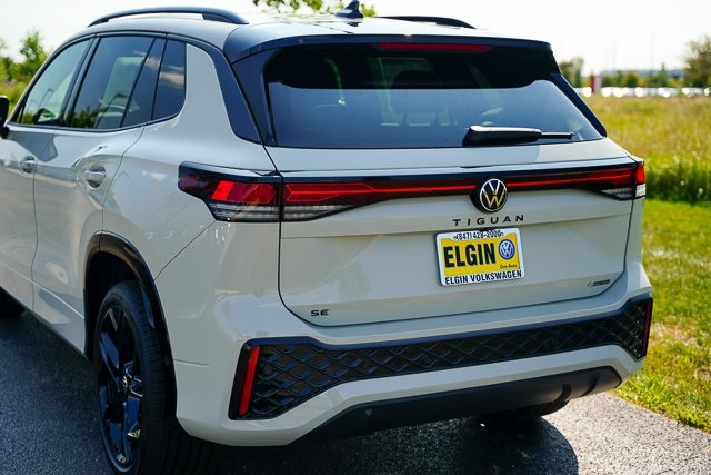 2025 Volkswagen Tiguan SE R-Line Black photo 30