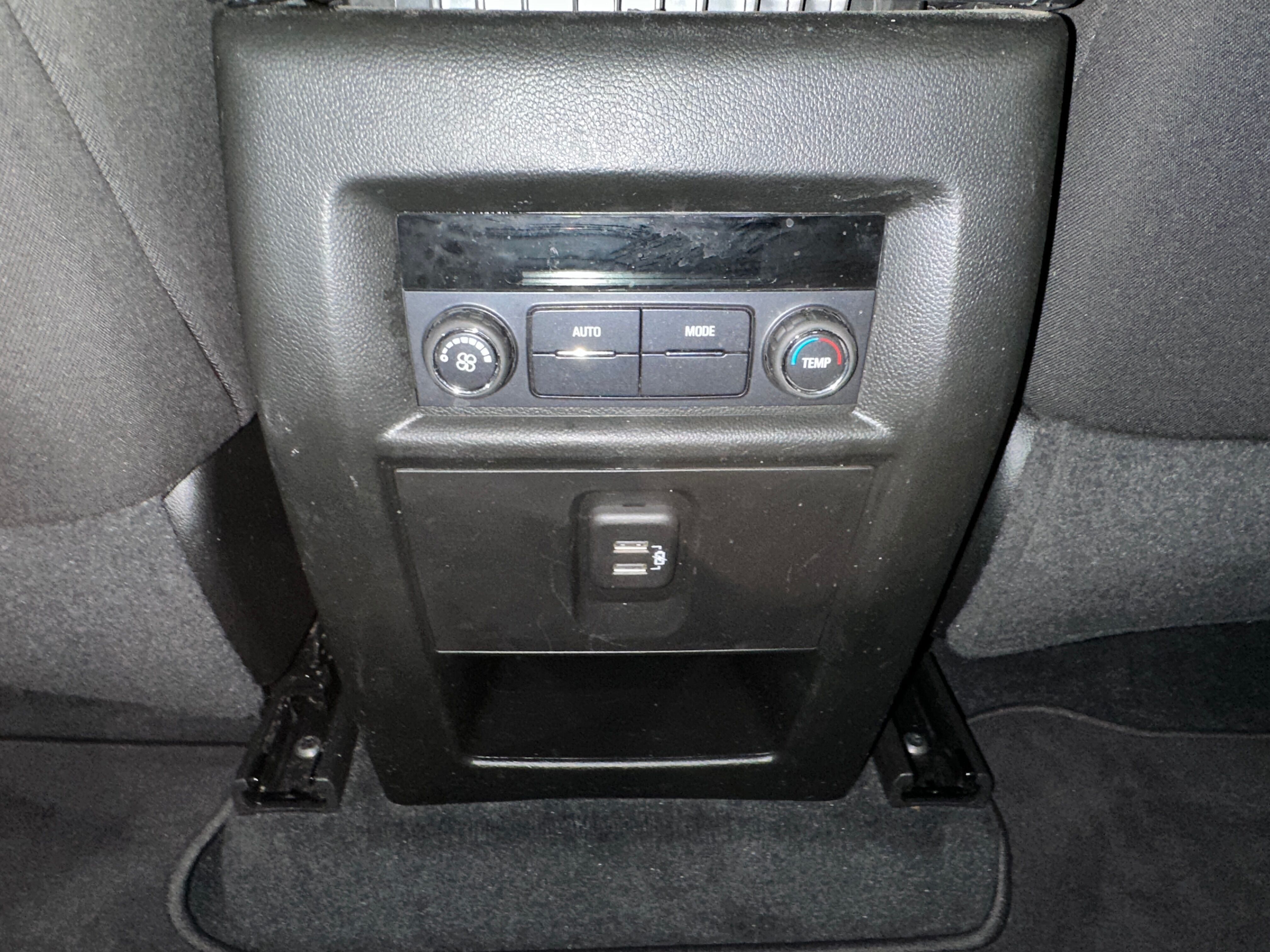 2023 Chevrolet Traverse Cloth photo 2