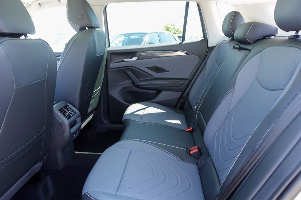 2025 Volkswagen Tiguan SE photo 18