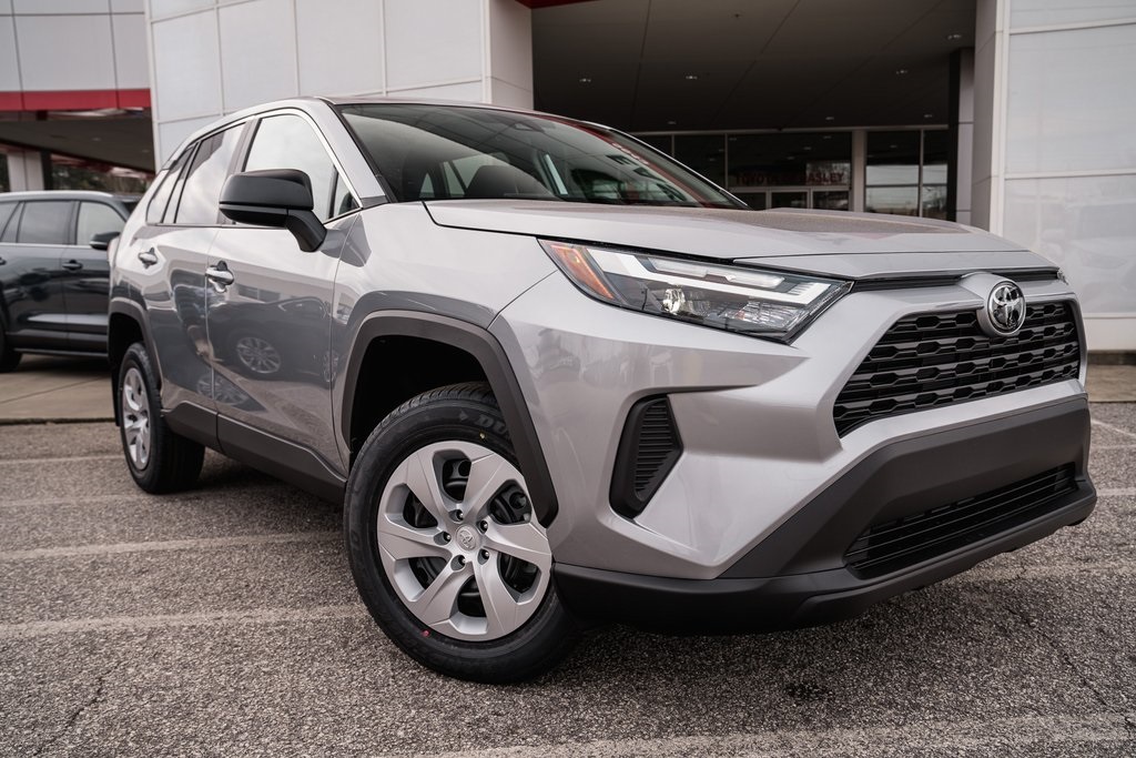 2025 Toyota RAV4 LE's photo