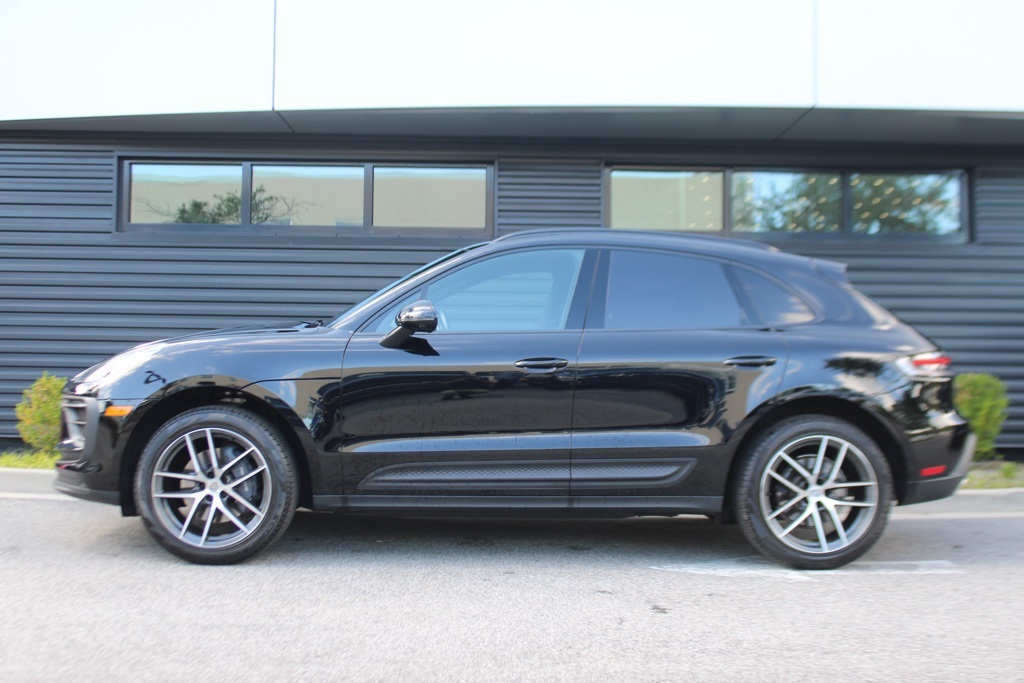 2025 Porsche Macan Base photo 2