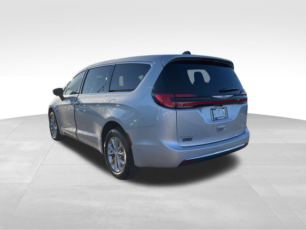 2026 Chrysler Pacifica photo 2