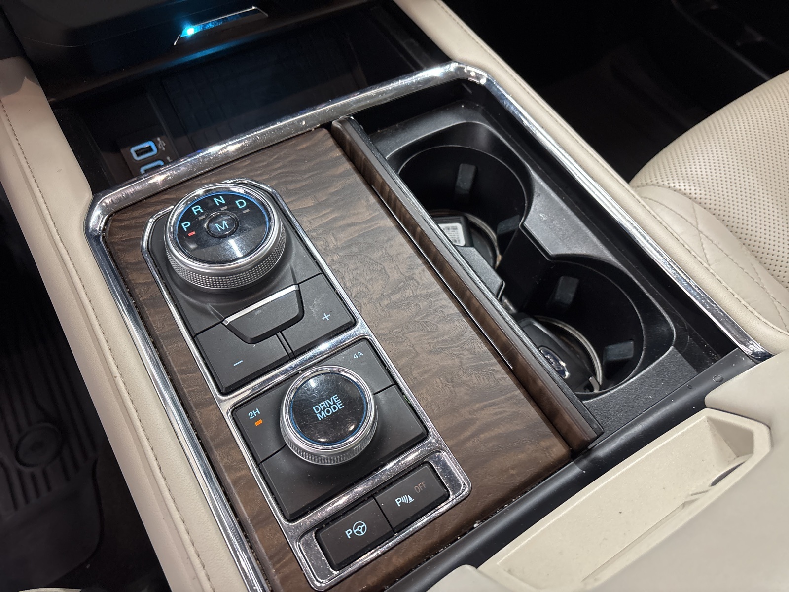 2019 Ford Expedition MAX Platinum photo 16