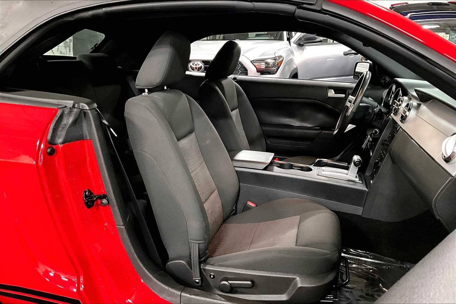 2006 Ford Mustang Convertible photo 8