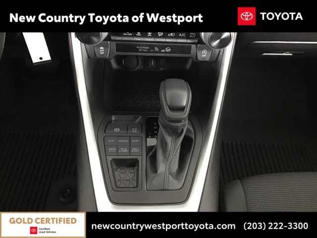 2022 Toyota RAV4 LE photo 5