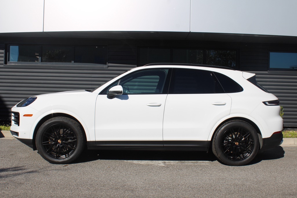 2025 Porsche Cayenne Base photo 2